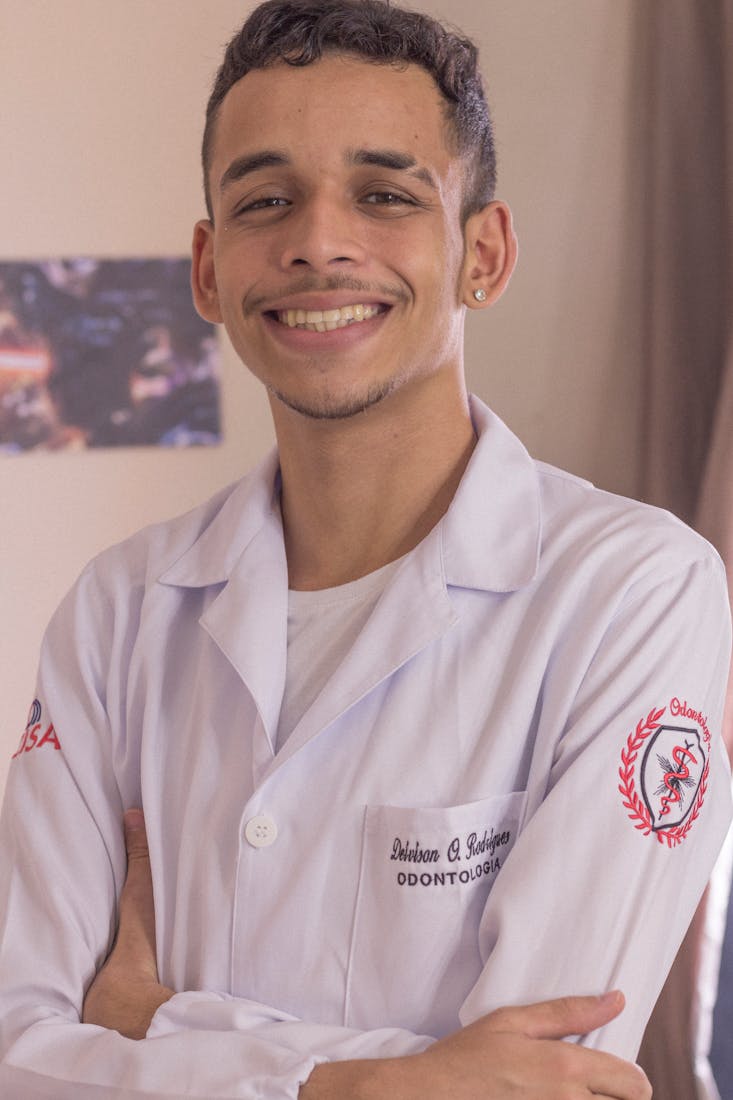 Retrato do Dr. Deivison Rodrigues, especialista em implantodontia.
